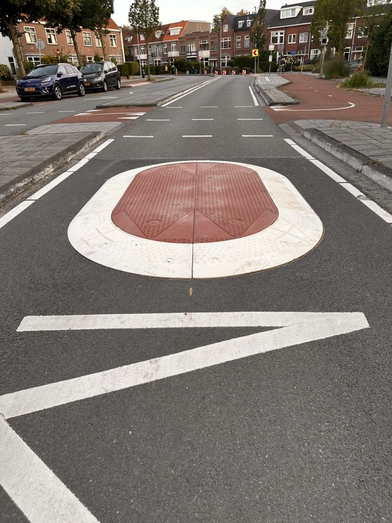 Rood-wit Berlijns kussen na plaatsing in een 30 km/u-woonstraat