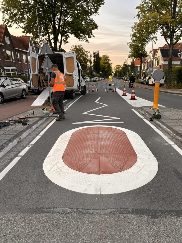 Rood-wit Berlijns kussen geplaatst tijdens wegwerkzaamheden