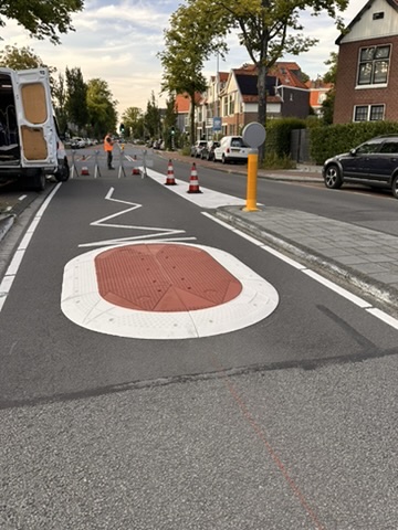 Rood-wit Berlijns kussen gereed na montage in een woonstraat