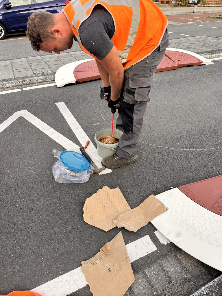 Vakman mengt bevestigingslijm voor de montage van een Berlijns kussen