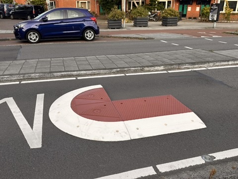 Losse onderdelen van een Berlijns kussen tijdens de montage op asfalt