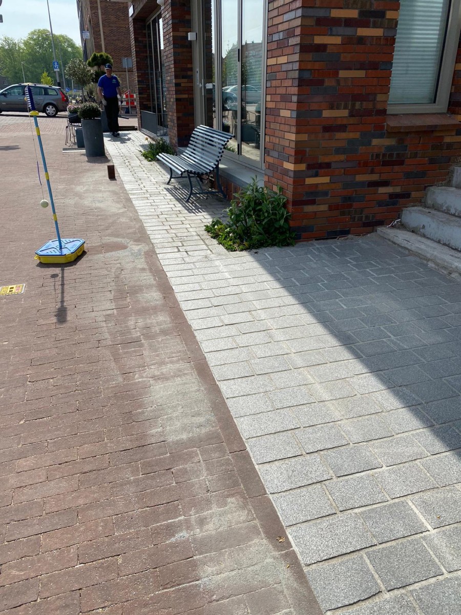 BioSeal wordt aangebracht op een betegeld trottoir