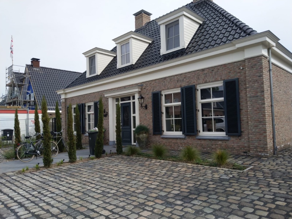 Woning met bestrating behandeld met BioSeal