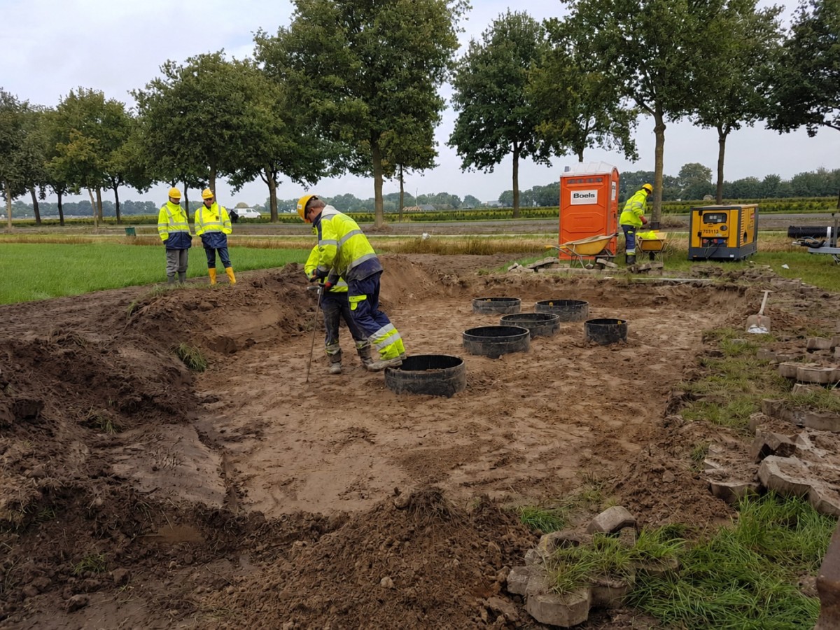 Vakmensen leggen geocelroosters aan voor bodemstabilisatie op een bouwplaats