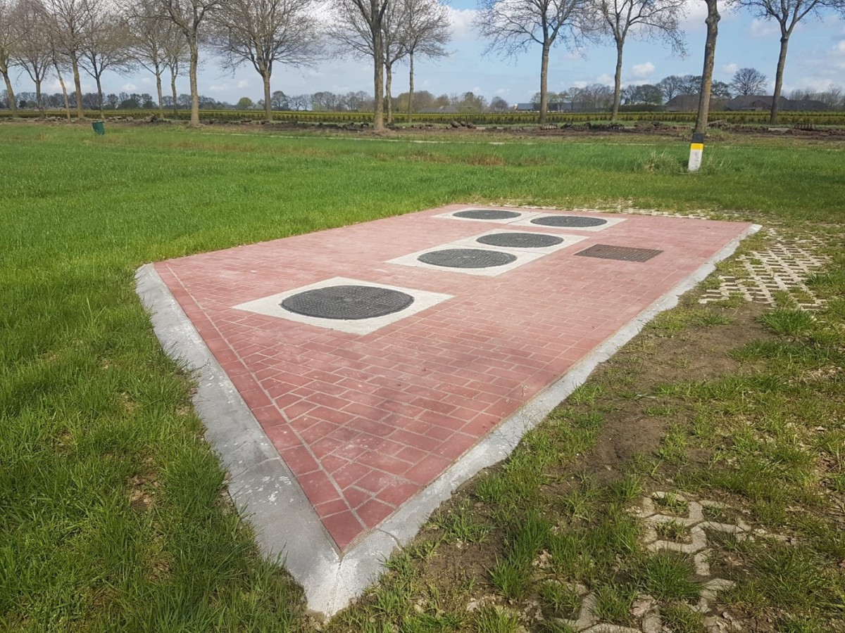 Afgewerkt terrein met bestrating na toepassing van bodemstabilisatie