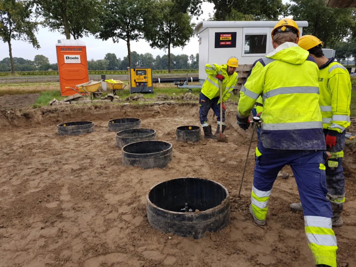 Vakmensen verwerken geocelroosters voor bodem- en grondstabilisatie