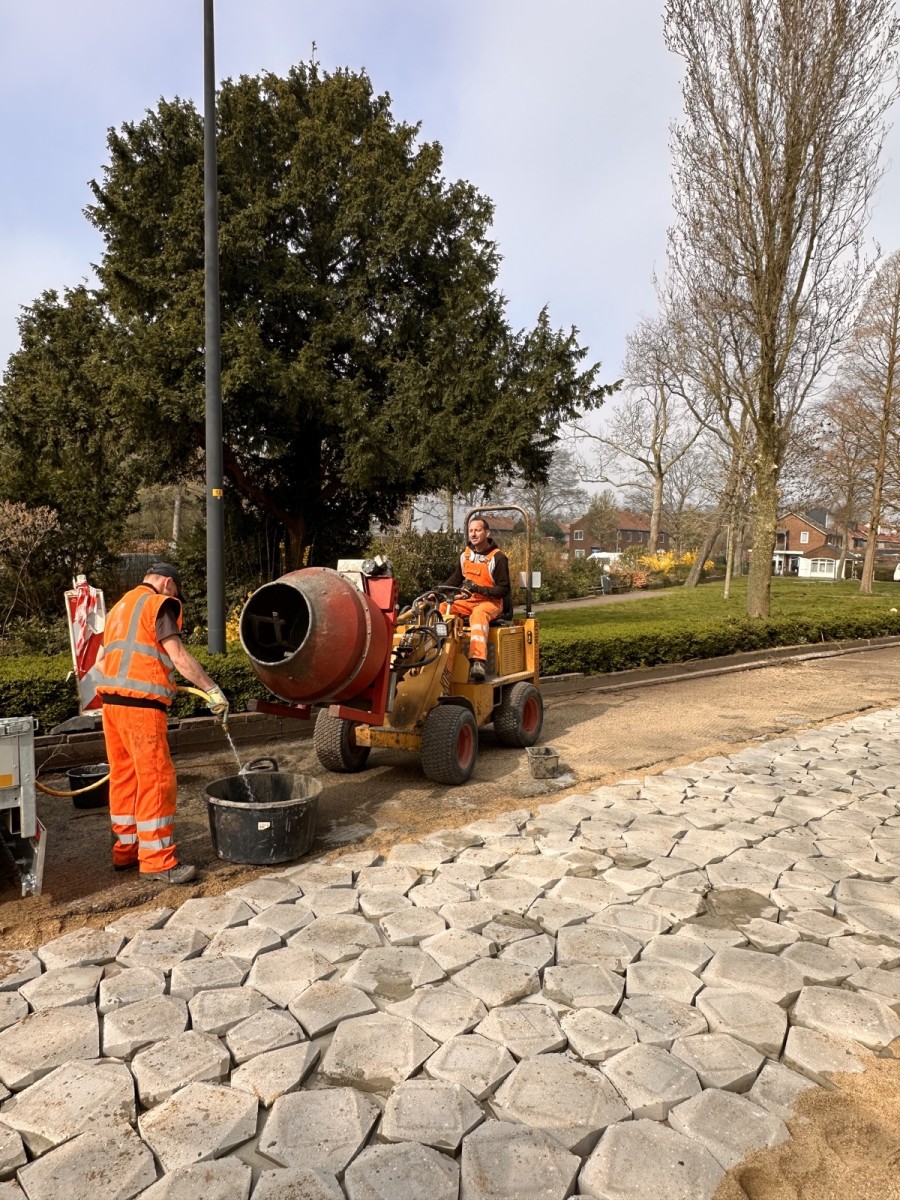 Vakmensen leggen straatwerk aan tijdens een GWW-project