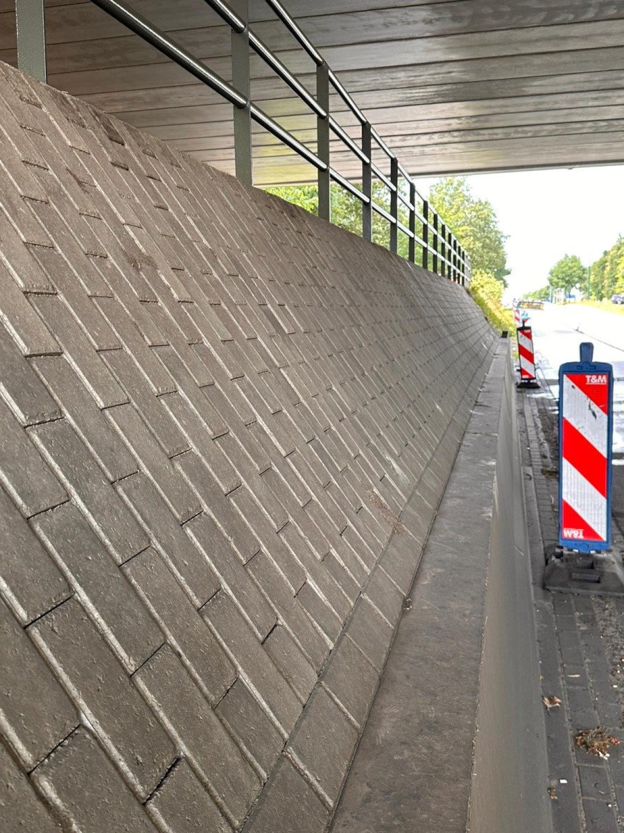 Keerwand met bestrating bij een infrastructuurproject