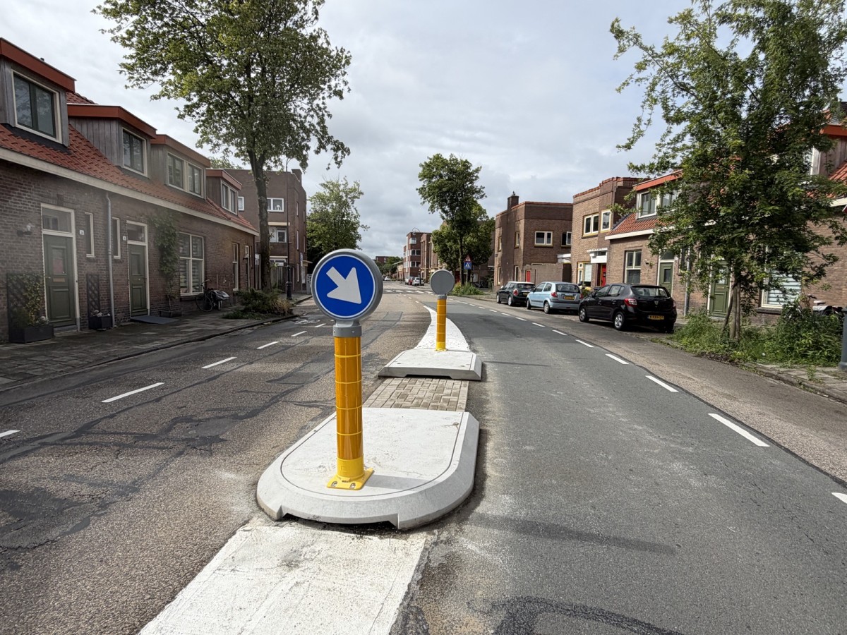 Prefab verkeerseiland met gele flexpaal in een woonstraat