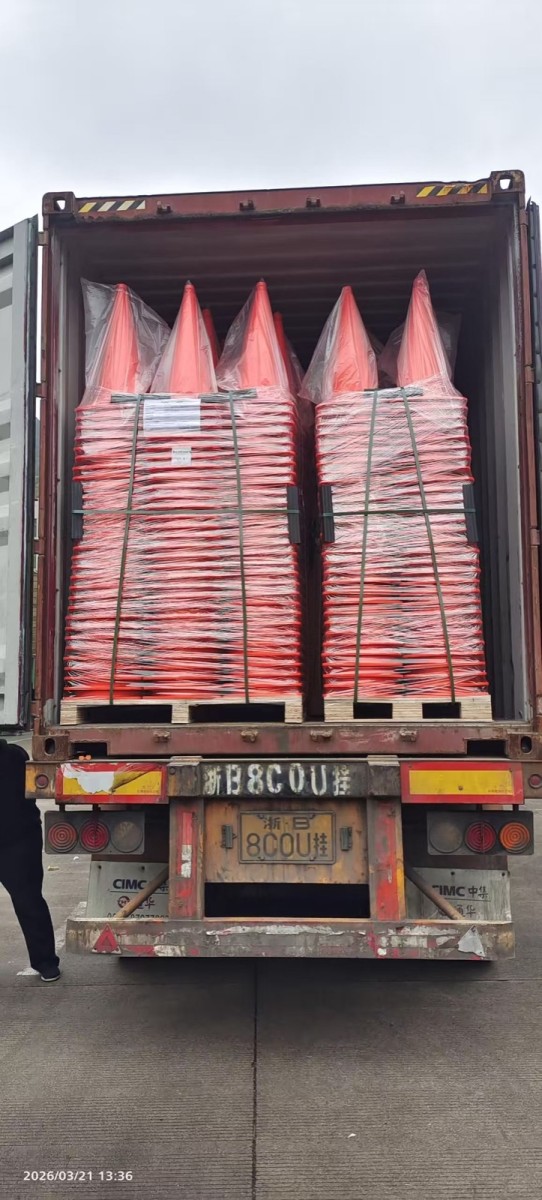 Containerlevering met oranje verkeerskegels
