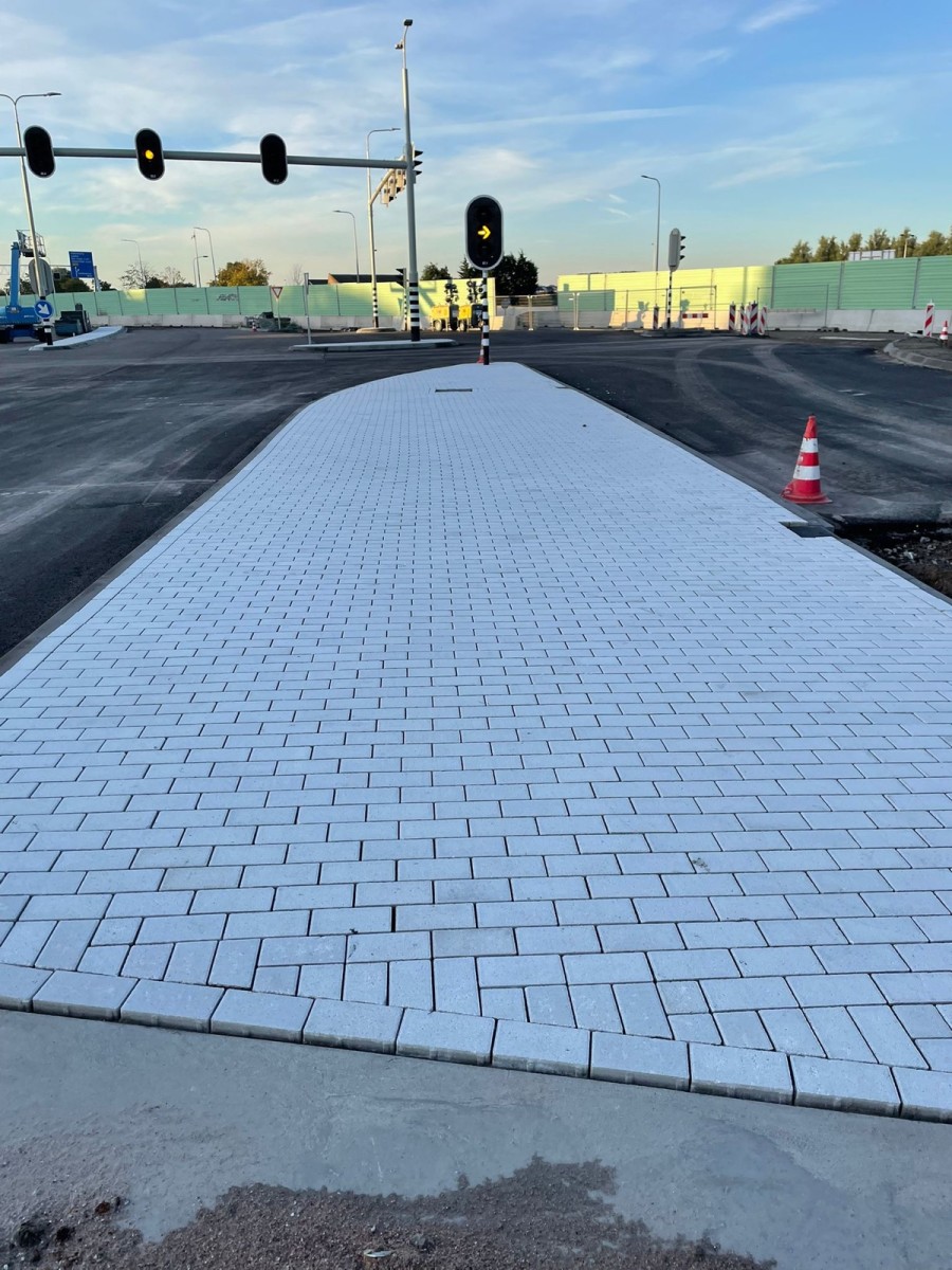 Nieuw verkeersplein met bestrating en verkeerslichten