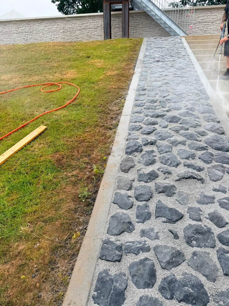 Natuurstenen hellingbaan met voegmortel
