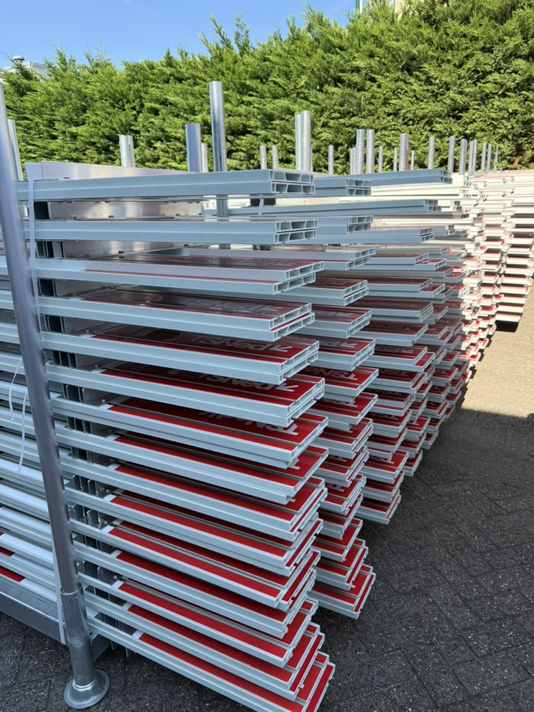 Rood-witte glasvezel schrikhekplanken gestapeld en gereed voor levering