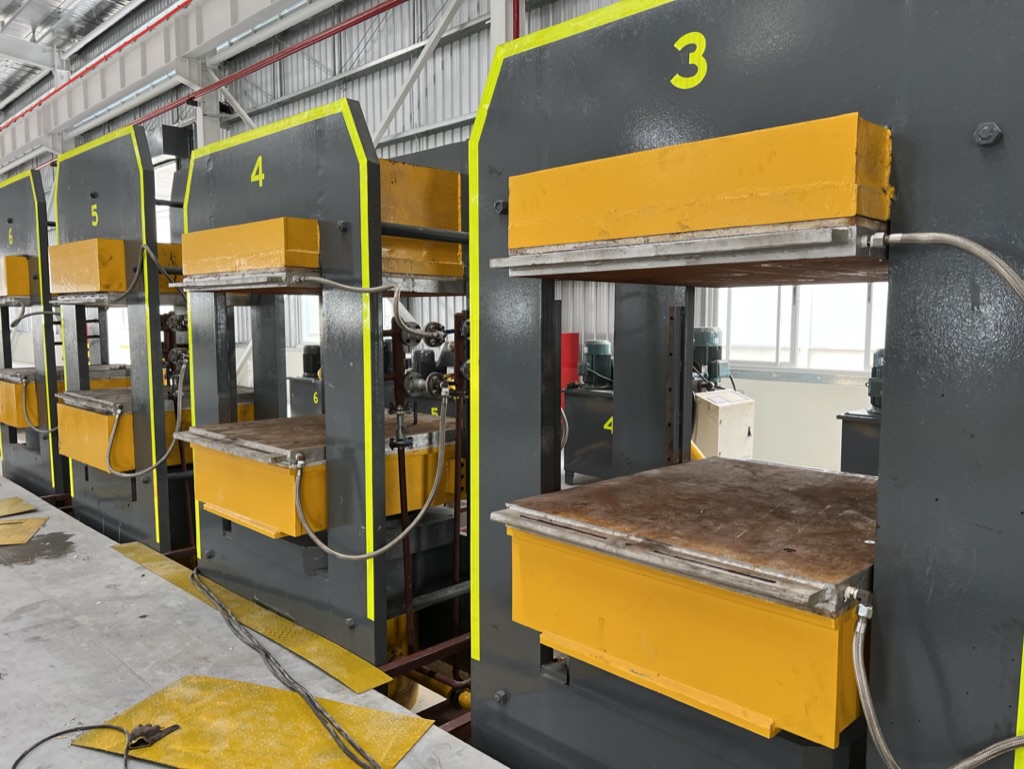 Productiepersen voor rubberen kabeldrempels in Thailand